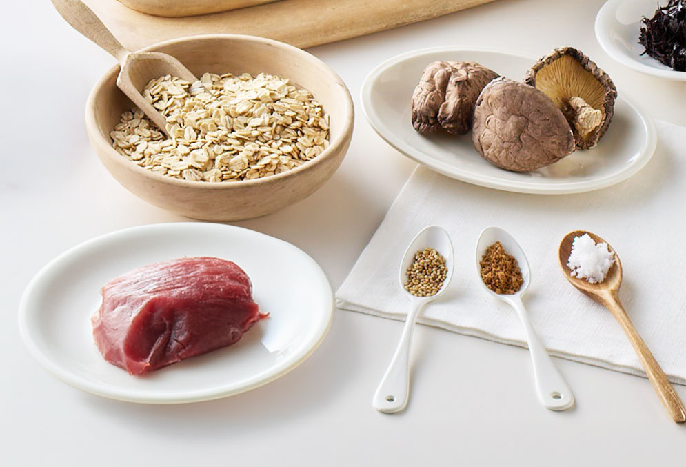 ShareZまごころごはん 馬の原材料イメージ（赤ピーマンや野菜の彩り）