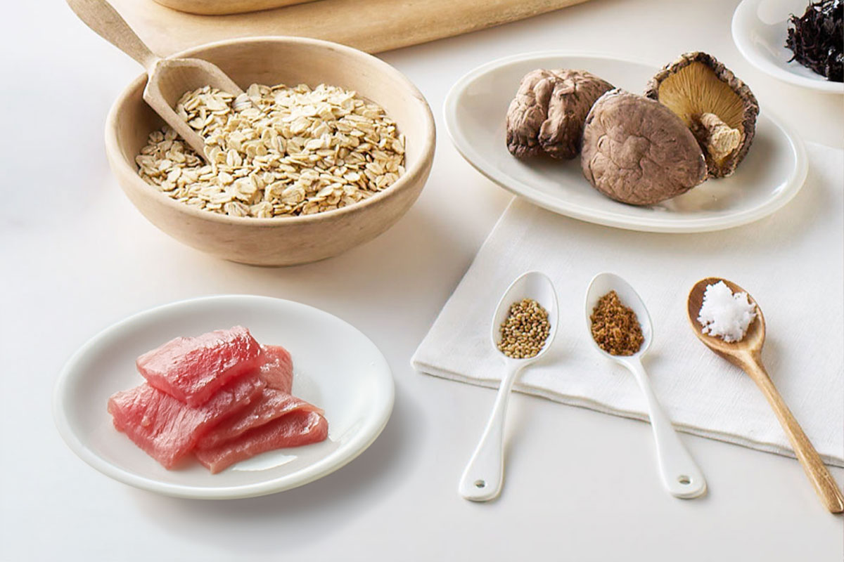 ShareZまごころごはん まぐろの原材料イメージ（白ごまと野菜の彩り）