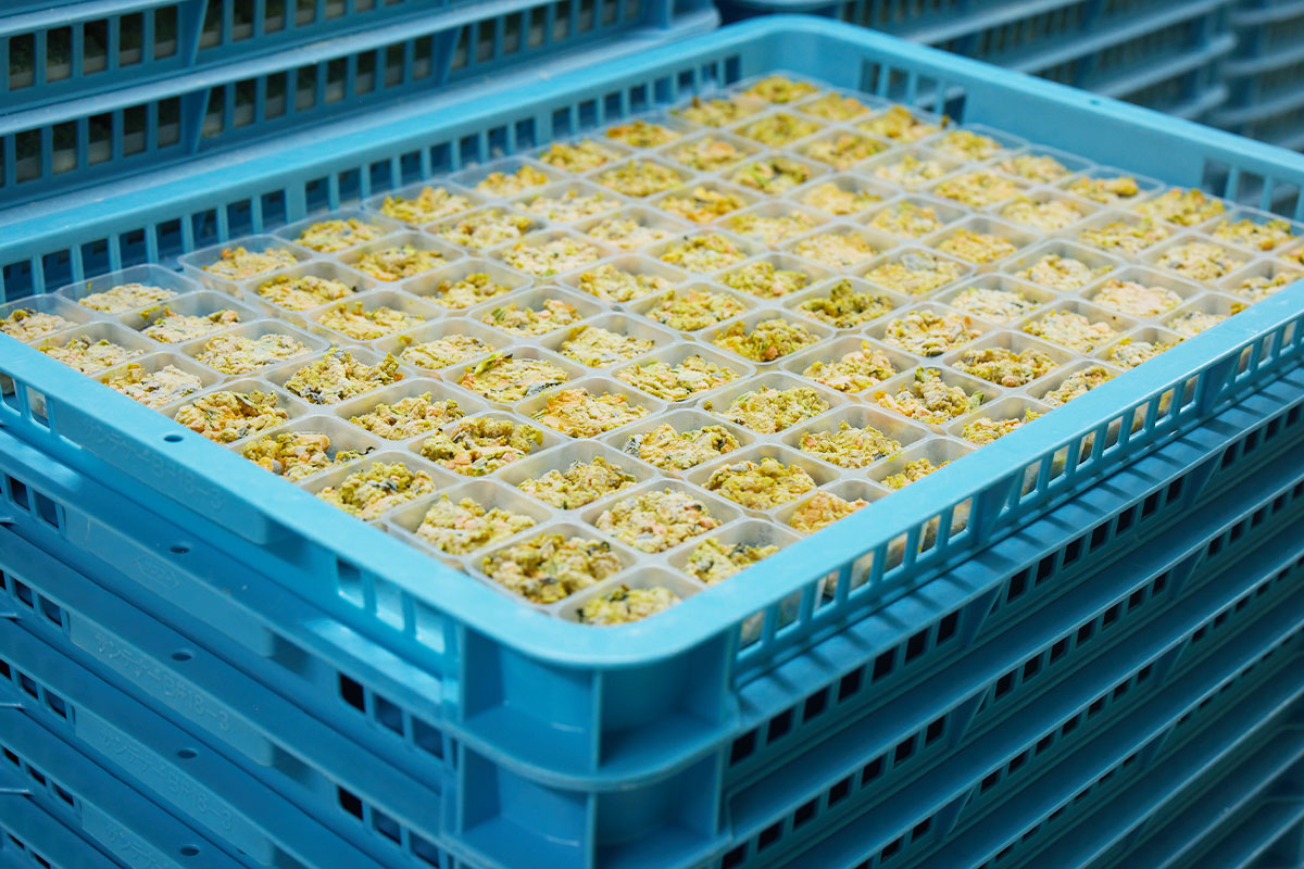 低温調理と急速冷凍で旨みを閉じ込める工程