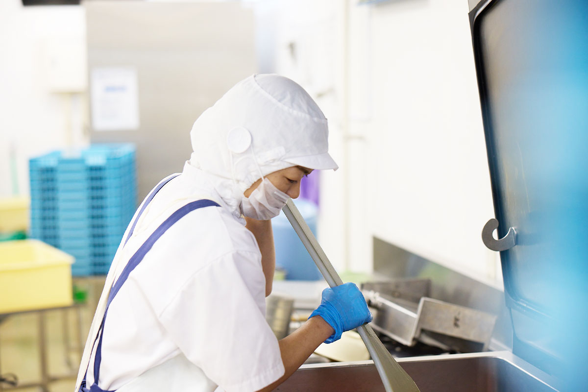 人間用食品工場での無添加・低温調理の様子