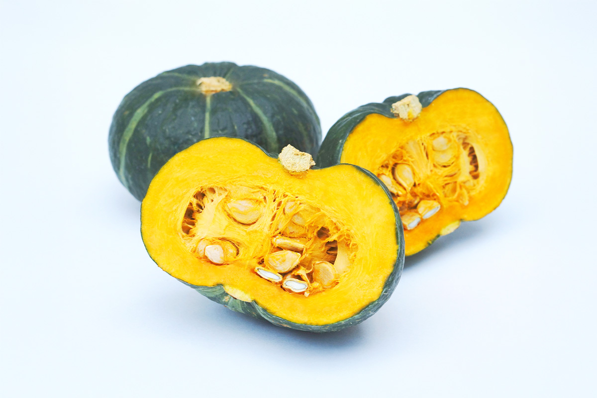 かぼちゃの断面と蒸しかぼちゃを使った犬用ごはんの盛り付け