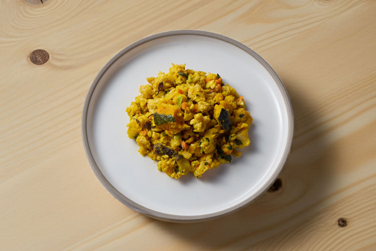 ごはんの香りを嗅ぐ犬 フードローテーション 食のマンネリ対策