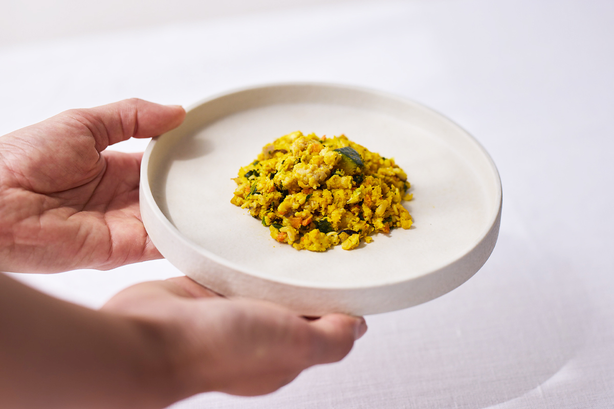 帰宅後にまごころごはんを食べる犬