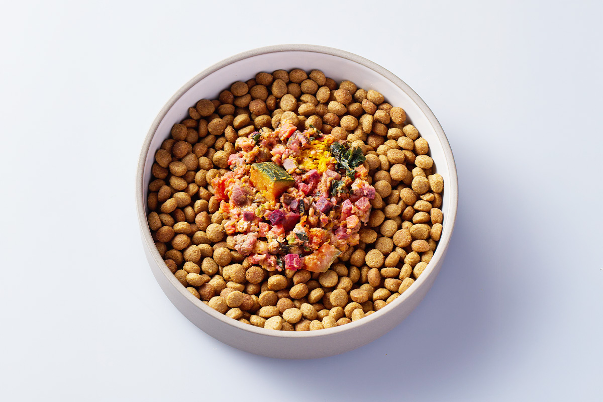 ごはんにトッピングを加えるイメージ